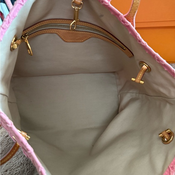 Louis Vuitton Monogram Neverfull in Rose Denim. - Picture 4 of 13